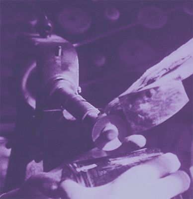 bei der Arbeit an der Gravurmaschine